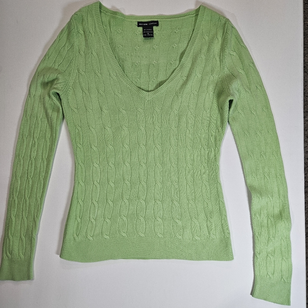 New York & Company Cable Knit Sweater Womens Small Lime Green V-neck‎ Preppy Top